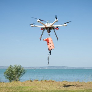 Drónos vízi mentési akciót mutatott be a 4iG a Balatonon