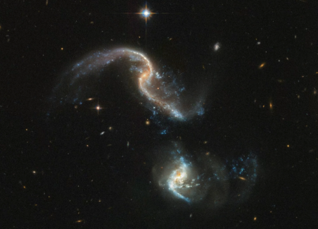 Hubble: így fest két galaxis ütközése