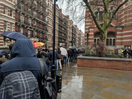 Kormányváltó hangulat: soha nem látott, kígyózó sorok Londonban!