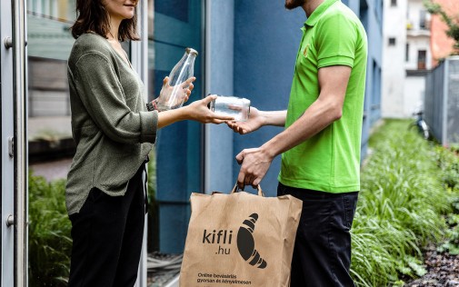 Ügyesen jótékonykodik ez az ételfutár startup
